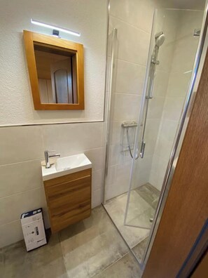 Badewanne, Haartrockner, Handtücher, Seife