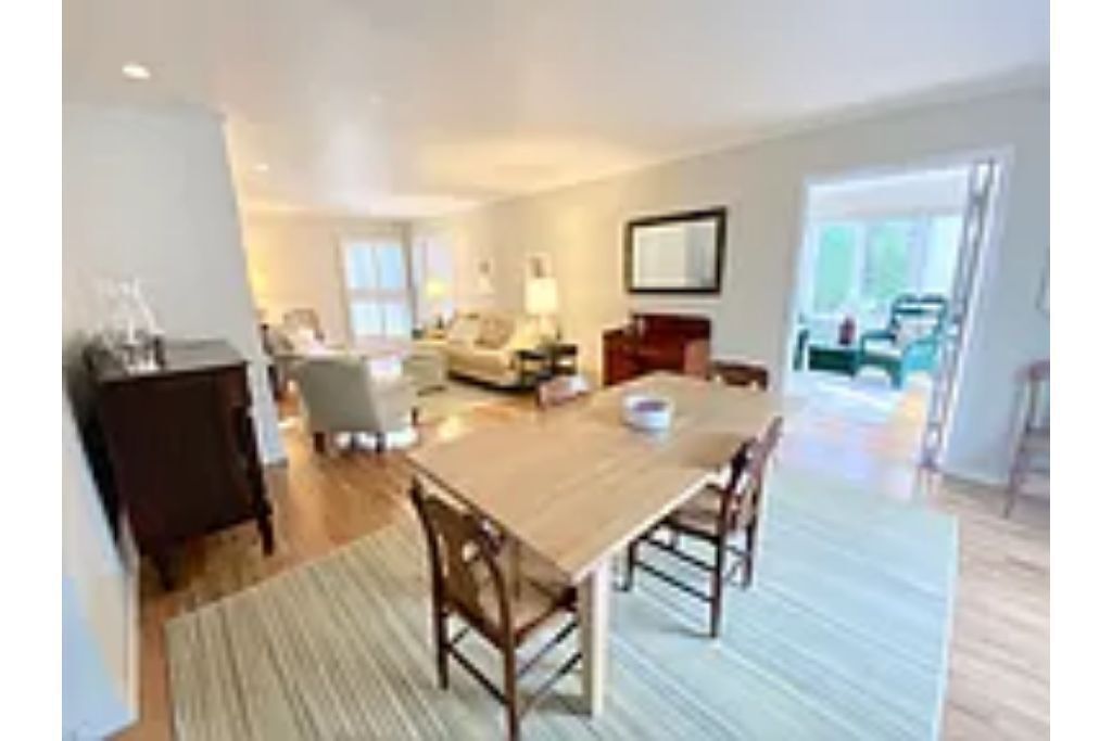 Chic, clean, comfortable Hamptons getaway in gorgeous beach town!
