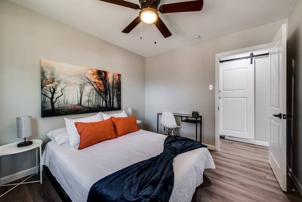 5 bedrooms, iron/ironing board, WiFi, bed sheets