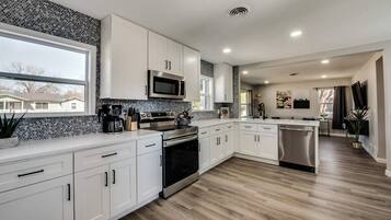 Frigorífic, microones, forn i placa de cuina