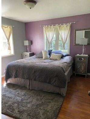 5 habitaciones, escritorio y tabla de planchar con plancha