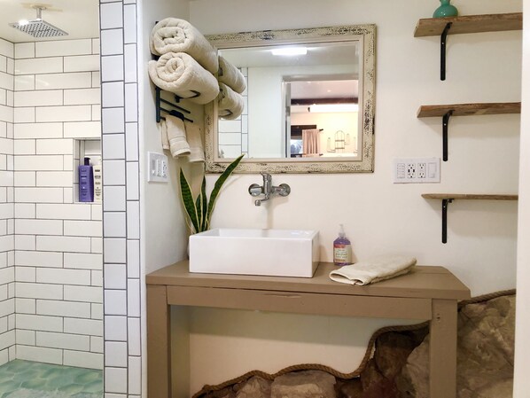 Ducha, secador de pelo, toallas y jabón