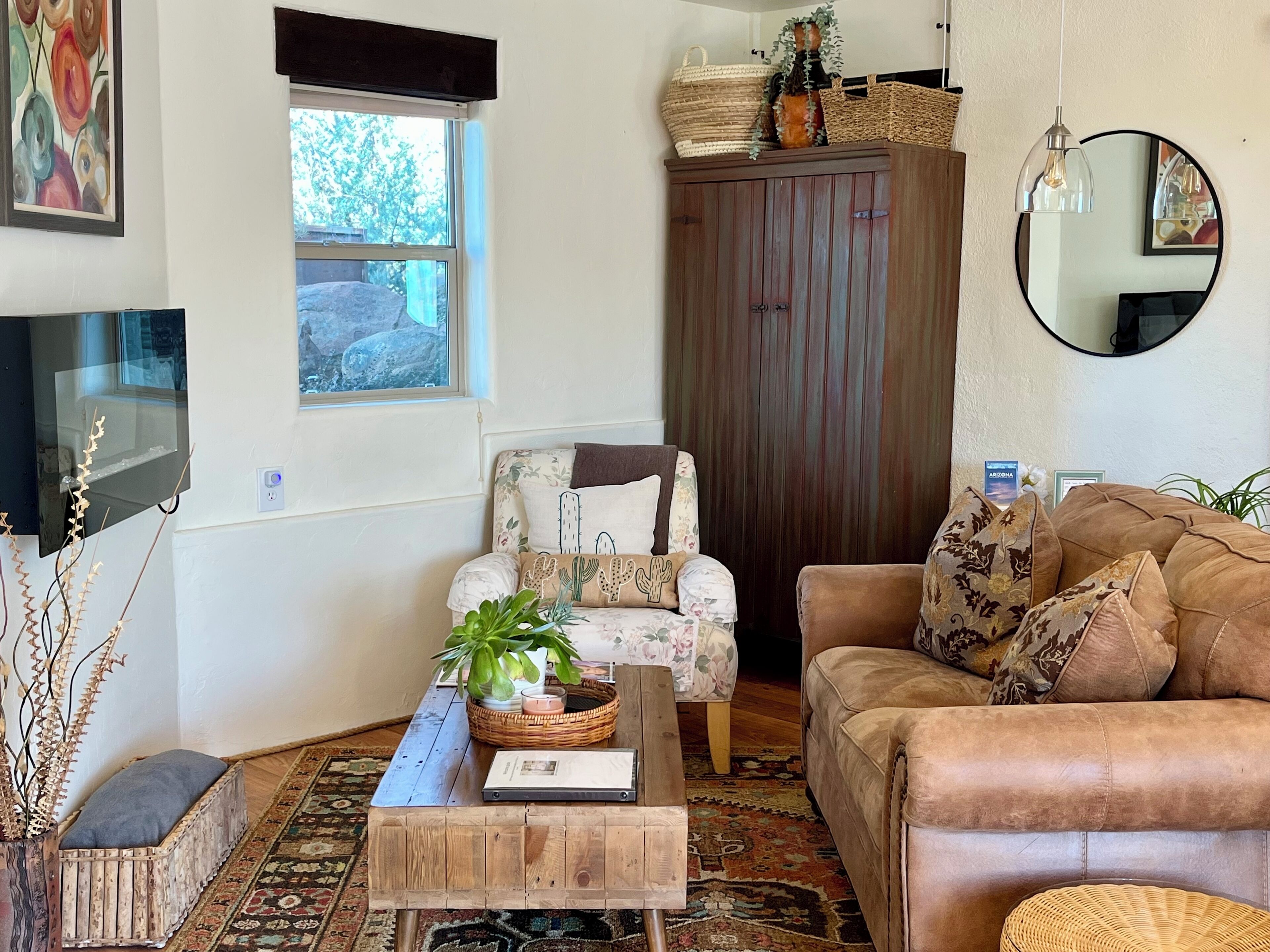 Smart TV, fireplace, stereo