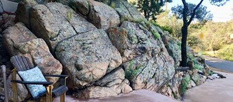 Unique Studio With Bathroom Built Into The Rocks. Dog friendly🐾 & Fire Pit