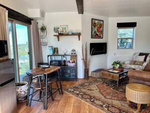 Smart TV, fireplace, stereo - Unique Studio With Bathroom Built Into The Rocks. Dog friendly🐾 & Fire Pit (Prescott)