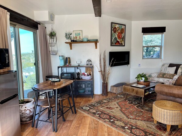 Smart TV, fireplace, stereo