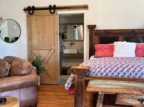 1 bedroom, iron/ironing board, free WiFi, bed sheets - Unique Studio With Bathroom Built Into The Rocks. Dog friendly🐾 & Fire Pit (Prescott)