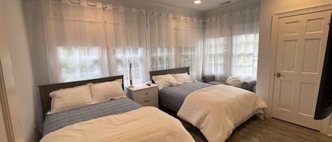 5 bedrooms, desk, free WiFi, bed sheets
