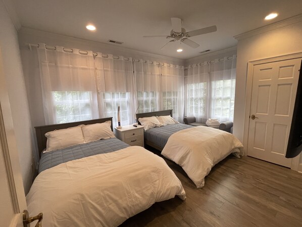 5 bedrooms, desk, free WiFi, bed sheets