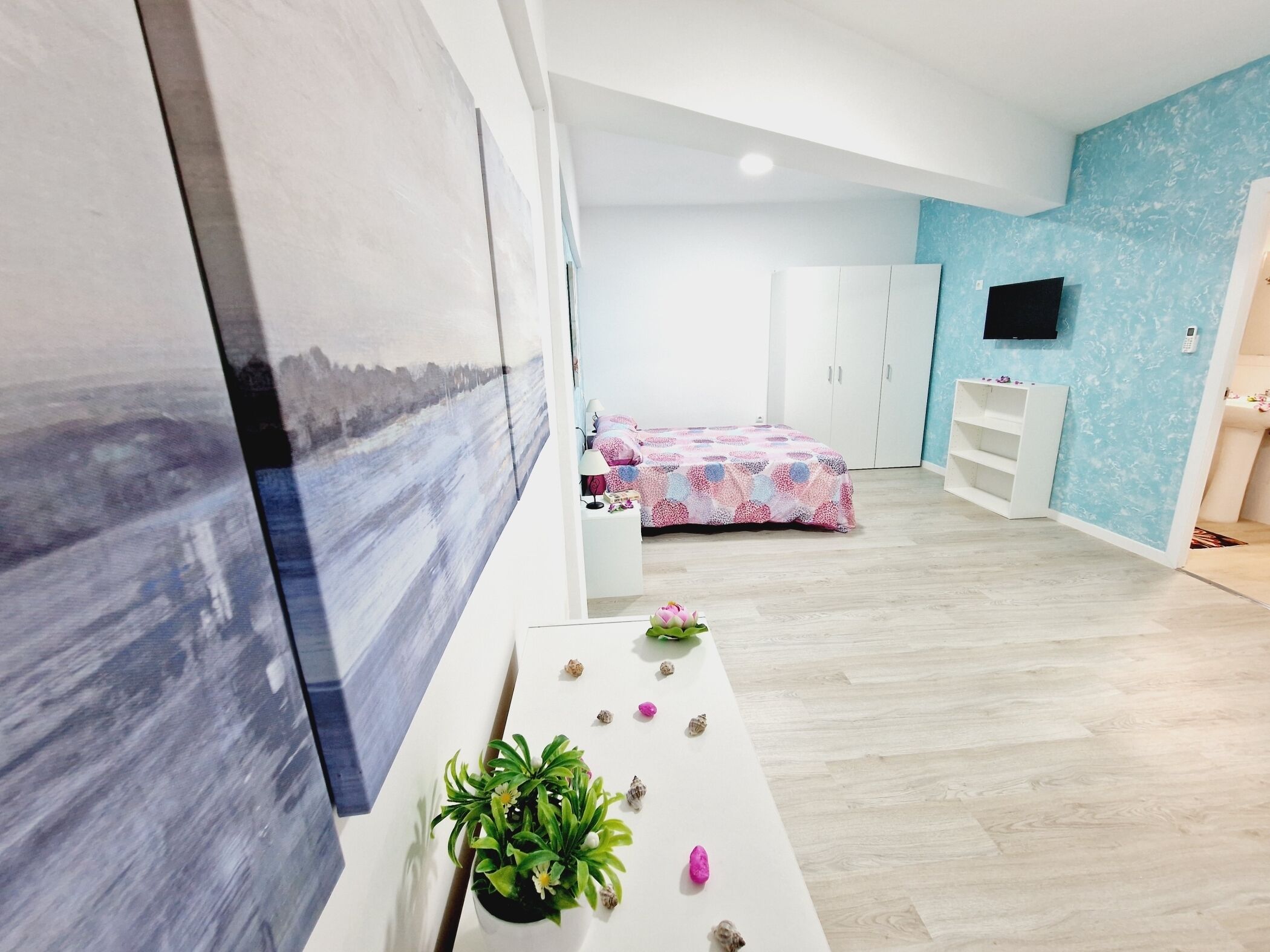 2 slaapkamers, een strijkplank/strijkijzer, gratis internet, beddengoed