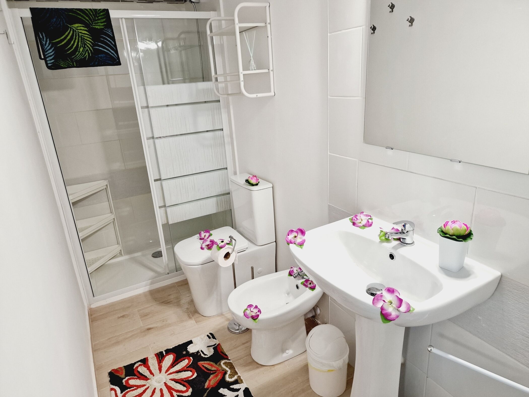 Een douche, een haardroger, handdoeken