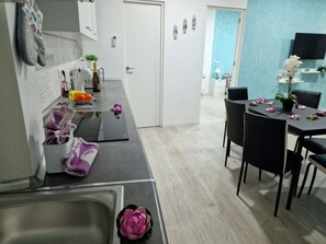 Kühlschrank, Mikrowelle, Wasserkocher mit Kaffee-/Teezubehör, Toaster