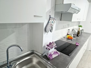 Refrigerador, microondas, cafetera y tetera y tostadora