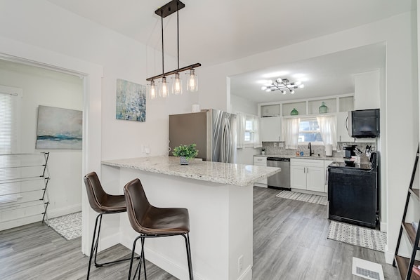 Fridge, microwave, oven, stovetop - The Blue House in Historic Downtown Lakeland (Lakeland)