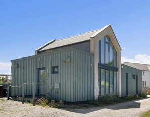 A single-story building with a gabled roof, a large window, and a door. - Beach Life, Cabin Vibes, Ocean Views nr Bude (Bude)