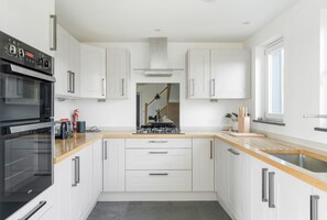 Refrigerador, microondas, horno y parrilla de estufa 