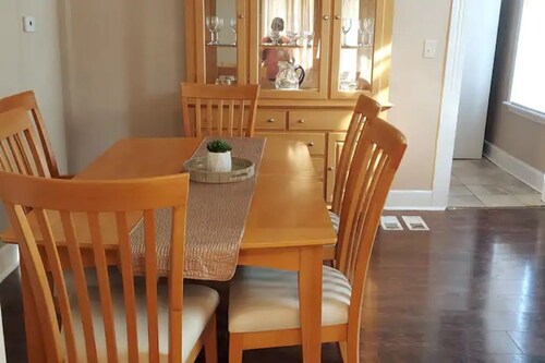 Comfy & Cozy 2-bedroom 1st-fl unit. Near Bpt Hosp!