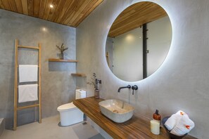 Badewanne, Haartrockner, Handtücher, Seife