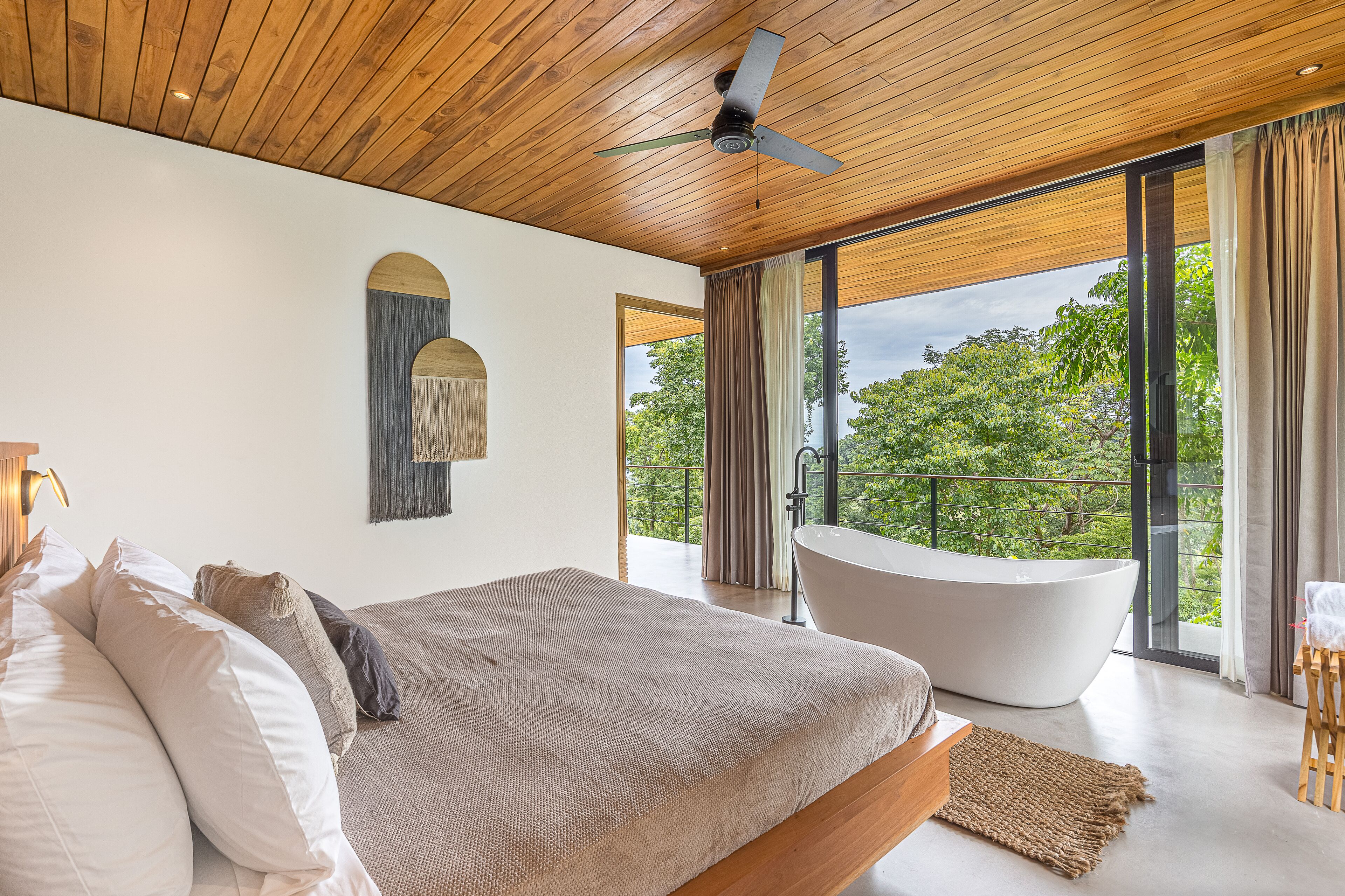 3 habitaciones, caja de seguridad en la habitación y escritorio 