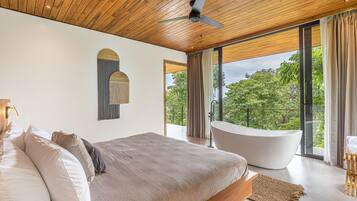 3 soverom, safe på rommet, skrivebord og reiseseng for barn