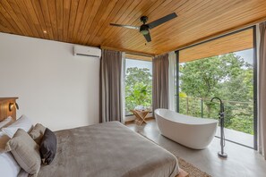 3 bedrooms, in-room safe, desk, travel crib