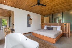 3 slaapkamers, een kluis op de kamer, een bureau, reisbedje