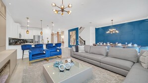 Un salon moderne avec un canapé, des fauteuils et une table basse.