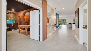 Un intérieur spacieux et moderne comprenant un coin repas, une cuisine et un espace de vie.