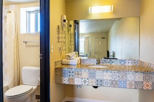 Artículos de tocador gratuitos, secador de pelo, toallas, jabón