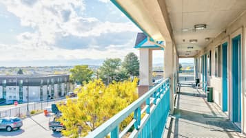 Comfort Room/King/Mountain view | Terrace/patio