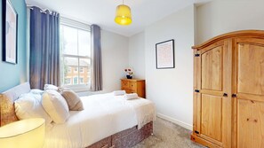 5 bedrooms, iron/ironing board, WiFi, bed sheets