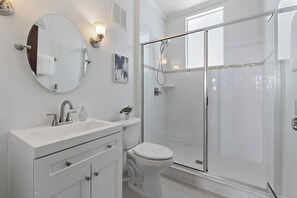 Douche, séchoir à cheveux, serviettes fournies, shampooing