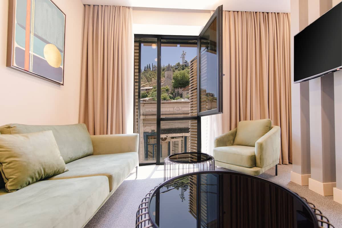 Junior Double Room | Hypo-allergenic bedding, minibar, in-room safe, iron/ironing board