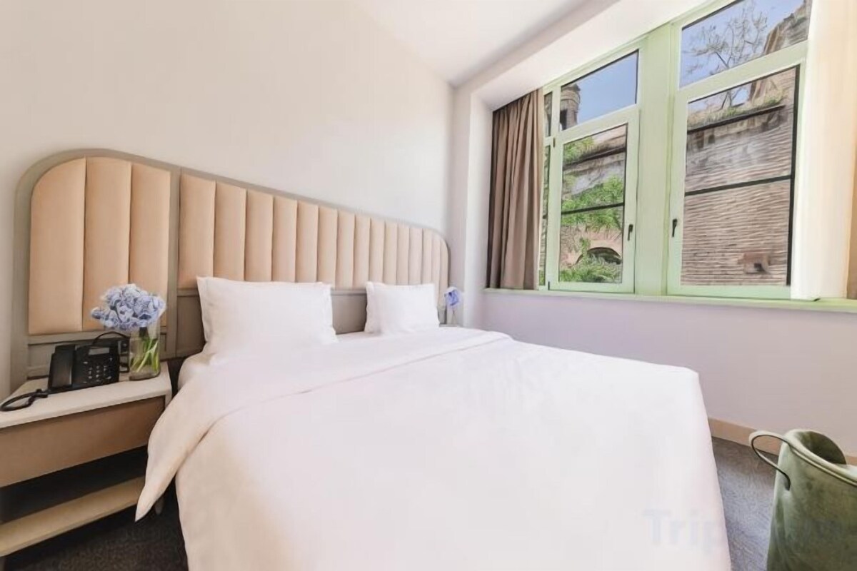 Hypo-allergenic bedding, minibar, in-room safe, soundproofing