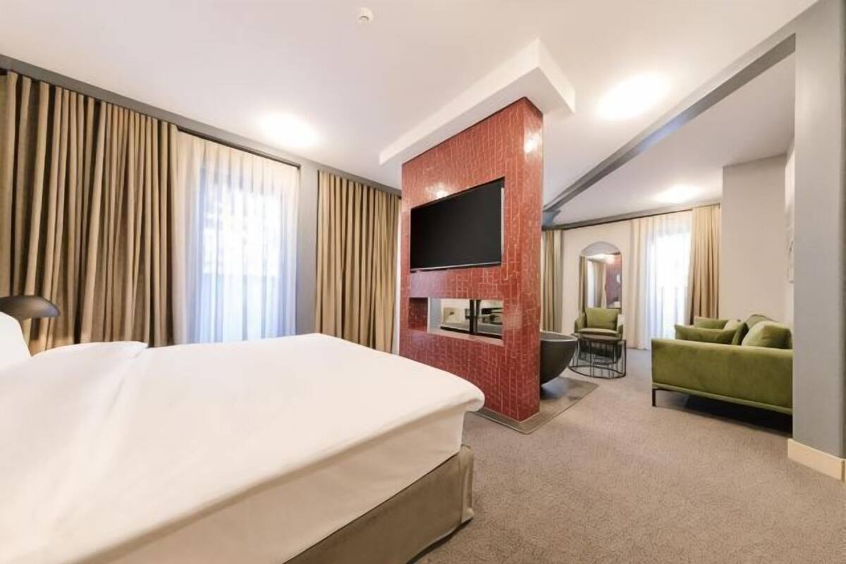 Seprai antialergi, minibar, brankas, dan setrika/meja setrika