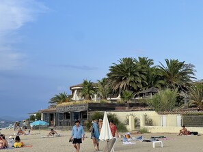 Una playa cerca