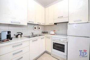 ثلاجة، ميكروويف، فرن، ماكينة لصنع القهوة/الشاي