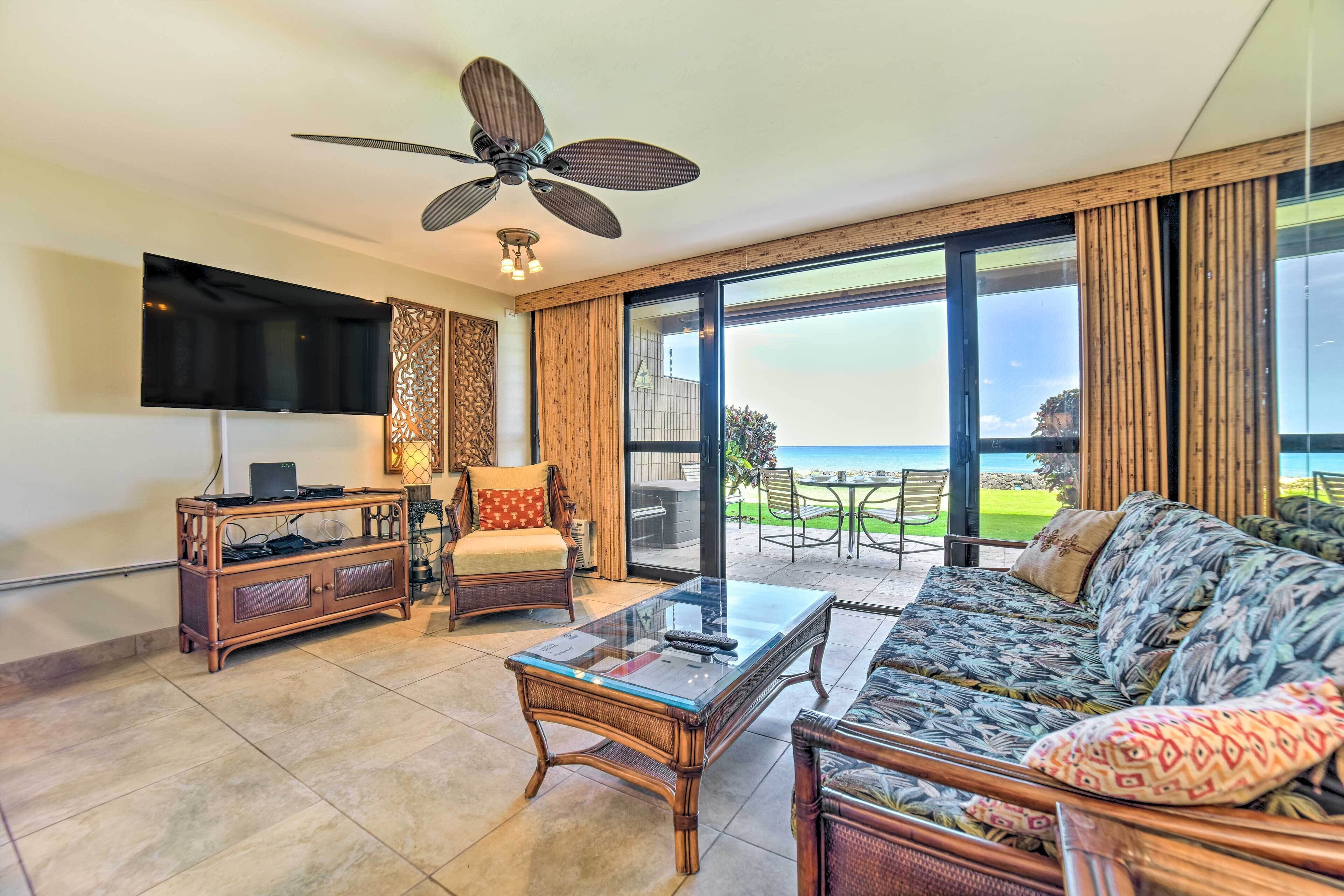Beachfront Condo: Sunset Views & Pool Access!