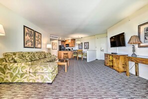 TV - Cute Beachfront Condo w/ Lanai & Resort Pools (Lahaina)