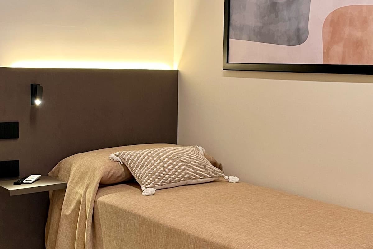 1 bedroom, Egyptian cotton sheets, premium bedding, memory foam beds