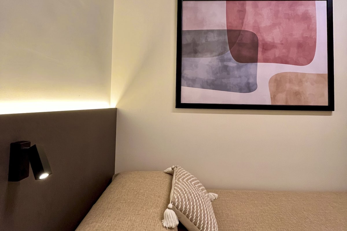 1 bedroom, Egyptian cotton sheets, premium bedding, memory foam beds