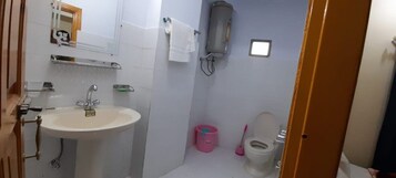 Standard Double Room | Bathroom | Shower, towels