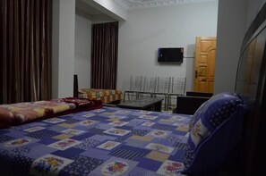 Quarto casal standard | Ferros/tábuas de passar roupa, Wi-Fi de cortesia, roupa de cama