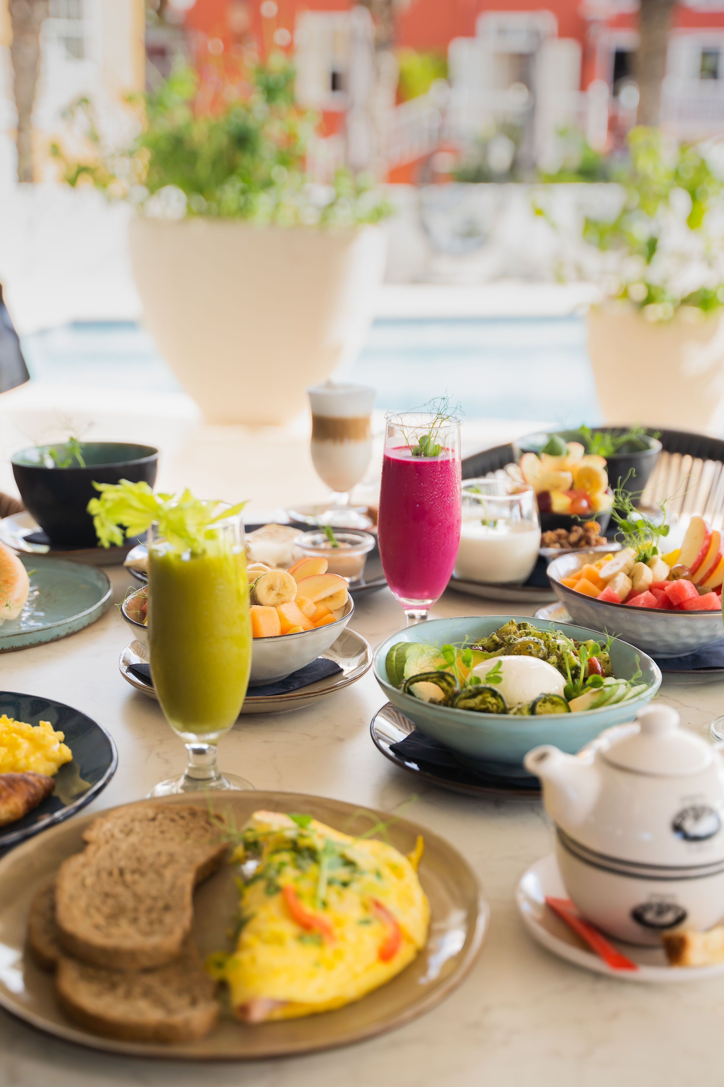 A breakfast buffet with various dishes and drinks.
