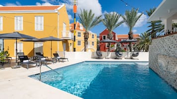 Utomhuspool, parasoller och solstolar