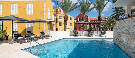 Piscina externa, guarda-sóis, espreguiçadeiras