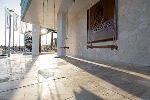 Un espacio al aire libre con un muro de piedra y un cartel que dice 'Hotel & Casino Curacao'.
