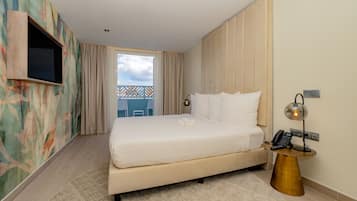 Kamer, 1 kingsize bed, balkon, uitzicht op haven | Luxe beddengoed, een minibar, een kluis op de kamer, een bureau