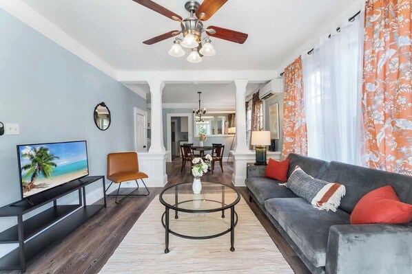 Smart TV, offices - *Cozy Springfield Abode* AC, Wifi, W/D (Jacksonville)
