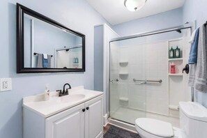 Shower, hair dryer, shampoo - *Cozy Springfield Abode* AC, Wifi, W/D (Jacksonville)